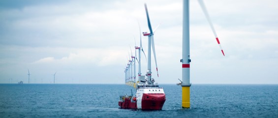 offshore-wind-farm-and-transfer-vessel-565x240.jpg (1)